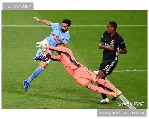 洛里昂扳平后主场燃放烟火，球场瞬间被白色烟雾笼罩